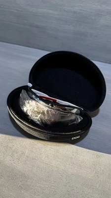 Gafas de sol de ciclismo POC AVIP con lente adicional, estuche rígido y estuche blando Foto 1 de 4