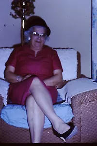 1967-Vintage 35mm Slide, Lady Modeling, sitting for Amateur Photographer # 7030 - Picture 1 of 1