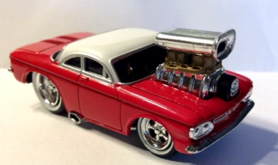 The Original Muscle Machine 1/64 1962 Corvair - 62 Corvair - rojo  Foto 1 de 4