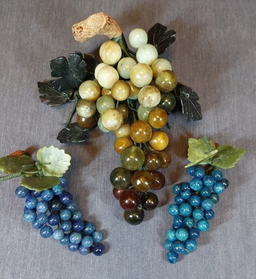 Tres racimos de uvas y hojas de piedra, hechos en Italia Foto 1 de 3