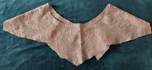 Einsatz Kragenkleid Tüll mit Seide bestickt 19. Jh. - Bild 1 von 7