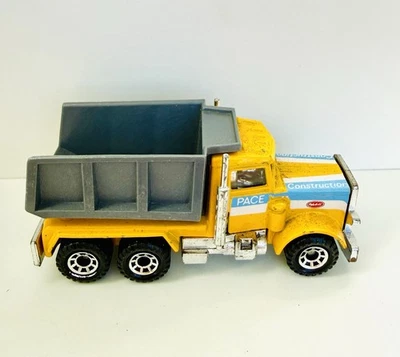 Camión de volteo Matchbox 1981: Peterbilt Yellow Pace construcción juguete fundido a presión Foto 1 de 4