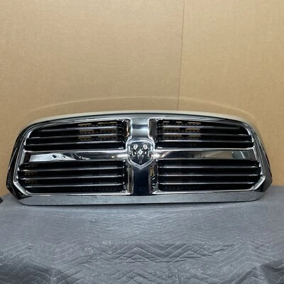 Dodge Ram 1500 2013-2019 parrilla delantera 13DSAC0020 OEM Foto 1 de 4