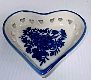 Hermoso plato de baratija vintage con estampado floral azul y blanco en forma de corazón - Imagen 1 de 8