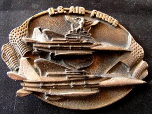 Médaille U.S.Air Force 1982 boucle ceinturon aigle drapeau avions chasse - Foto 1 di 5