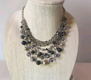 Collar de cuentas negras y transparentes 8 capas con detalles en tono dorado firmado Lia Sophia 18" - Imagen 1 de 5