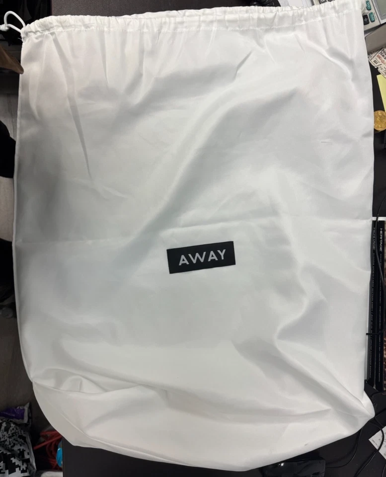 Bolsa grande blanca con cordón logotipo bolsa antipolvo lavandería 27 x 22,5 algodón AWAY Foto 1 de 1