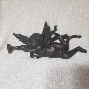 Cherubino/angelo/putto in ghisa vintage con tromba da appendere a parete decorazione patio giardino arte - Foto 1 di 12