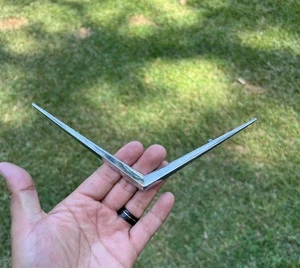 Cadillac V 1965 66 emblema cromado maletero OEM 1482600 GM - Imagen 1 de 13