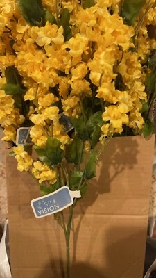 bebé respira flores amarillas seda Foto 1 de 3