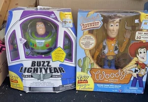 Pixar TOY STORY Buzz Lightyear Signature Collection Woody Nuevo en caja - Imagen 1 de 15