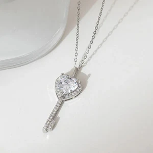 Colgante llave corazón enchapado en plata antideslustre con piedras de circón cúbico - Imagen 1 de 9