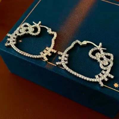 Aretes tipo argolla Hello Kitty de oro blanco de 18 quilates con incrustaciones de diamantes Sanrio Kawaii Foto 1 de 4