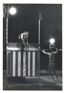 DOG OVER BARRIER.HUNT'S CIRCUS.VTG 7" x 5" PHOTO*EH4 - Picture 1 of 2