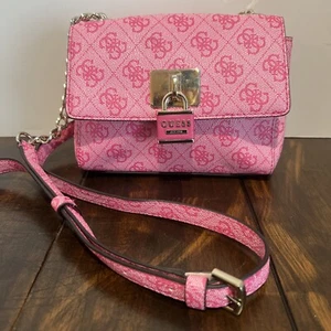 Guess Downtown Cool Convertible Mini Crossbody Bag Pink Chain Strap Lock Charm - Bild 1 von 8