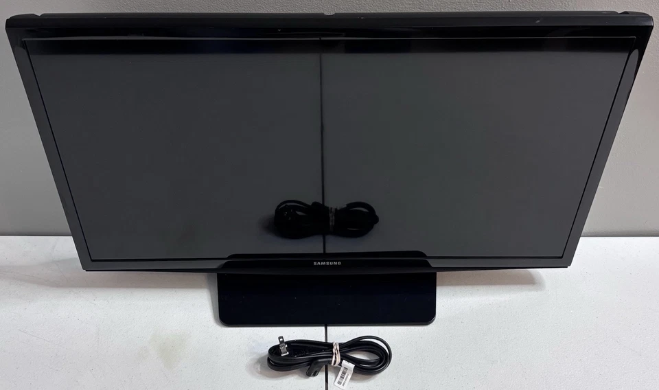 Samsung UN28H4500AF 28 inch Smart LED TV - Retro Gaming - Tested - Image 1 of 4