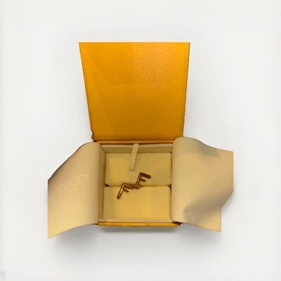 Серьги FENDI логотип FF позолоченный размер W0,9 x H1,3 см гвоздики с коробкой - Изображение 1 из 4