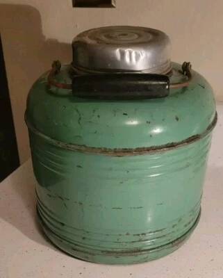 JARRA DE AGUA DE METAL VERDE DE COLECCIÓN ENFRIADOR DE BEBIDAS FORRADO DE PORCELANA MANGO DE MADERA DE 1 GALÓN  Foto 1 de 4