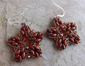 Orecchini con Superduo e biconi Swarovski "Crystal red magma" tessuti a mano - Foto 1 di 5