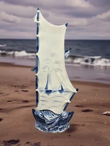 Vaso in ceramica stile Delft a forma di barca a vela blu e bianco dettagli dipinti a mano - Foto 1 di 15