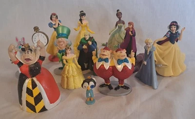 Lote 12 figuras de juguetes de Alicia en el País de las Maravillas y Disney adornos para pasteles Foto 1 de 4