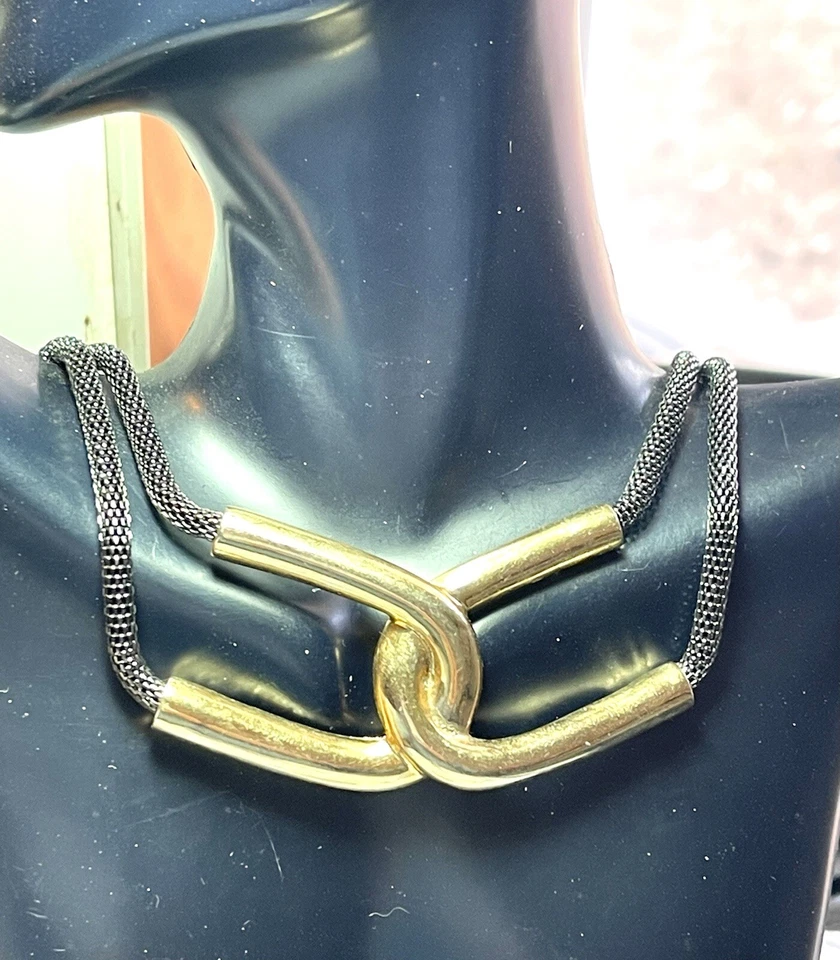 Cadena de malla de serpiente tubular doble tono metal pistola/colgante estructural tono dorado Foto 1 de 4