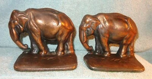 2 alte Vintage Gusseisen Elefant arbeiten für Erdnüsse Buchstützen 1925 Buchstützen Set - Bild 1 von 7