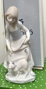 Lladro 1187 Little Girl with Cat Gloss! Mint! Grey Lladro Box! Retired! L@@K! - Picture 1 of 11