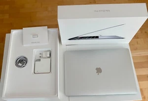 Apple MacBook Pro 15 Zoll 2019, guter Zustand (nur 177 Ladezyklen!), in OVP - Afbeelding 1 van 7