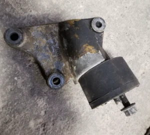 Volvo 240 242 244 245 Bracket Mount Engine Motor Mount 1205999 - Picture 1 of 3