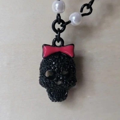 Betsey Johnson Calavera Brillante Negra Con Collar Lazo Rosa Caliente con "Perlas" Blancas Foto 1 de 4