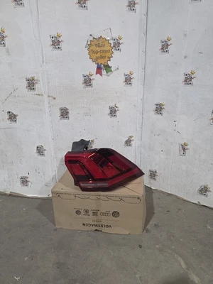 GENUINE VOLKSWAGEN TIGUAN RIGHT REAR OUTER LED LIGHT 2019 5NA945096C - Image 1 of 4