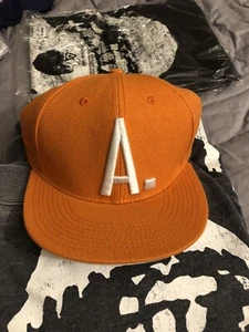 Sombrero AKOO naranja letra A. "suficiente dicho" 7 1/4 Inicial A ajustada - Imagen 1 de 8