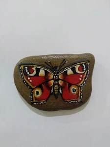 Bemalte Felsenhandkunst roter Schmetterling - Bild 1 von 4
