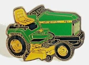 De colección Años 80 John Deere Sombrero/Alfiler de Solapa Esmalte/Cloisonne Montar Cortacésped Tractor Patio - Imagen 1 de 3