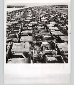 VEHÍCULOS MILITARES OXIDADOS Post Segunda Guerra Mundial Okinawa Japón Vintage 1950 Foto de Prensa - Imagen 1 de 2
