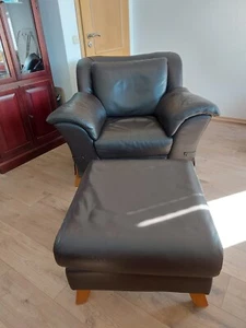 Brauner Ledersessel der italienischen Marke Natuzzi mit Fußhocker. - Bild 1 von 7