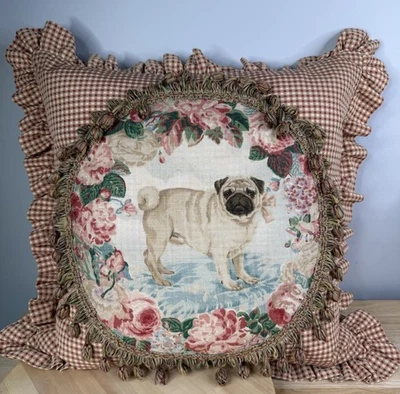 Lee Jofa Almohada Pug Perro en Cojín Borlas Verdes y Rojas Volantes Rosa Cuadros Foto 1 de 4
