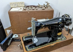Vintage De-Luxe Ambassador Nähmaschine mit Koffer, Fußpedal, extra Füße - funktioniert - Bild 1 von 17