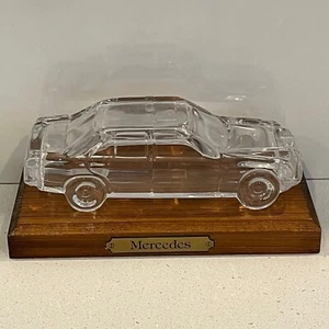 Mercedes 190 Klarglas Modellauto Briefbeschwerer mit Holzständer - Bild 1 von 9