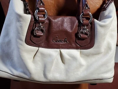 Bolsa de ombro COACH creme com satchel marrom corpo transversal F15445 com chaveiro - Imagem 1 de 4