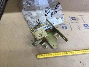 GENUINE peugeot partner 1997-2005 REAR tailgate LATCH CATCH striker 871962 lock - Afbeelding 1 van 4
