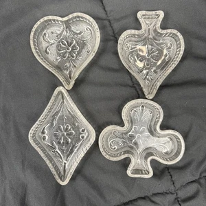 Juego de 4 platos de baratija de vidrio vintage traje de cartas corazón pala diamante club - Imagen 1 de 8