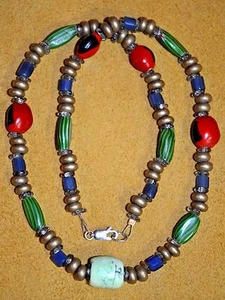 Collar turquesa con cuentas comerciales venecianas antiguas y cuentas de metal hechas en África - Imagen 1 de 3