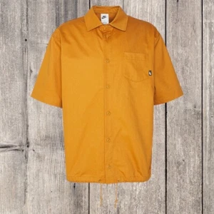 MENS NIKE CLUB BUTTON DOWN SHORT SLEEVE SHIRT SIZE S (DX0898 754) SB ORANGE NSW - Picture 1 of 6