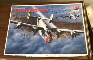 ACADEMY MINICRAFT #1693. B-24H LIBERATOR. Offener Karton versiegelte Teile im Maßstab 1:72 - Bild 1 von 3