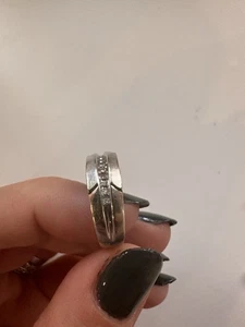 NDI (h.k Designs Inc) 10k Weißgold Herrenring mit einer Reihe von Diamanten Größe 8 - Bild 1 von 12