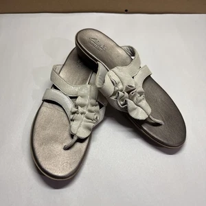 Clarks Bendables Größe 9,5 M beige elfenbeinfarbene Flip-Flop Zehenstegsandale Blütenblatt - Bild 1 von 7