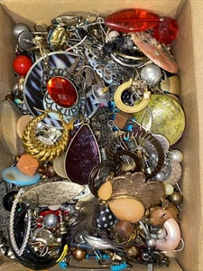 Junk Jewelry Lot - Vintage- Mod Wear, Parts, Repair 1 Lb + - Picture 1 of 4