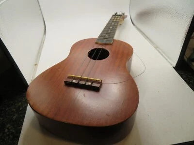 Ukelele Hilo Modelo #2656 HECHO CHINA SERIE # 99101795 1 CUERDA ROTA Foto 1 de 4